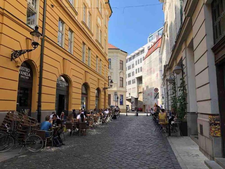 I & I Apart, Garage - Historical Old Town Bratislava Buitenkant foto