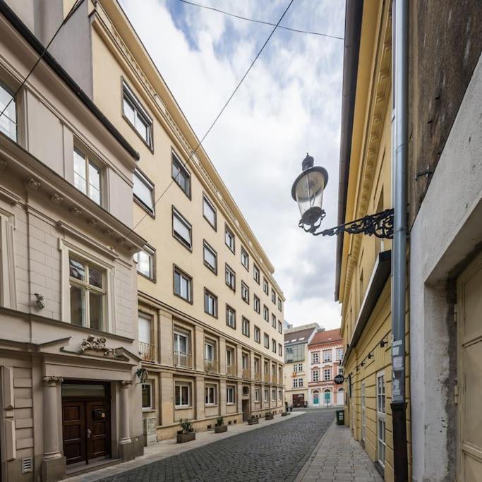 I & I Apart, Garage - Historical Old Town Bratislava Buitenkant foto